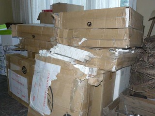 Самоковски полицаи иззеха 10 900 кутии контрабандни цигари при проверка на микробус. 