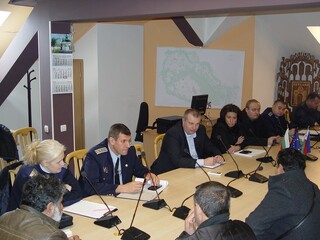 Съвместна среща между МВР, ръководството на общината, на общинското горско предприятие и представители на ромската общност се проведе днес в Ихтиман.