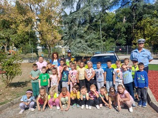 Децата от Детска градина №20 „МИР“ в Стара Загора раздаваха послания на водачи и пешеходци в рамките на инициатива, посветена на пътната безопасност „Посланието на есенния лист“