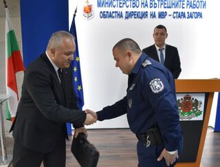 Министър Демерджиев връчи пистолети от ново поколение на старозагорски полицаи