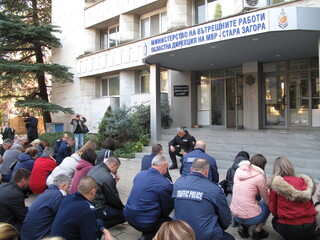 Служители на ОДМВР-Стара Загора отдадоха почит пред паметта на младши инспектор Петър Бъчваров