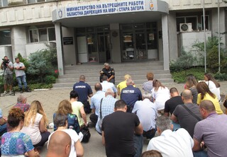 Служители на ОДМВР-Стара Загора отдадоха почит към загиналите полицаи Атанас Градев и Йордан Илиев