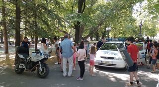 „Усмихни се и мечтай, имаш приятел полицай“