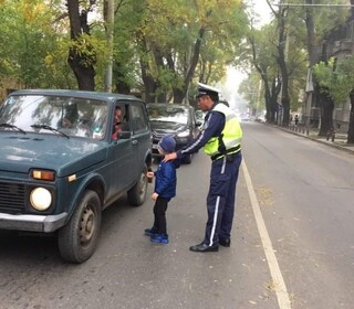 Децата от детска градина „Ян Бибиян“ подариха цветя на шофьорите, които спазват правилата за движение