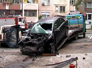 Взрив избухна под автомобил на Общината 45 минути след полунощ