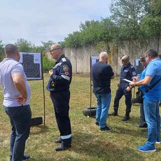 Близо 30 участника в традиционния турнир по стрелба с голямокалибрен пистолет в чест на професионалния празник на служителите на МВР
