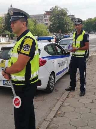 Флаери със съвети за отговорно поведение на пътя раздаваха ученици на водачи на МПС в Деня без загинали на пътя