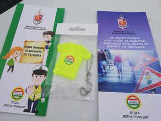 Флаери със съвети за отговорно поведение на пътя раздаваха ученици на водачи на МПС в Деня без загинали на пътя