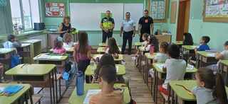 Полицейски служители запознаха бъдещите първокласници  от търговищка гимназия с правилата за пътна безопасност