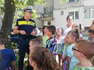 Пътни полицаи припомниха на деца от образователен център основни правила за безопасността на пътя