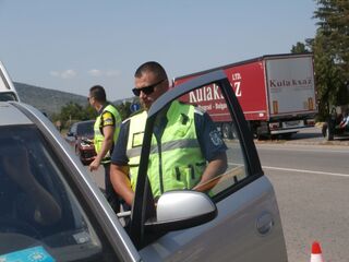 Тричасови проверки по метода на широкообхватния контрол в рамките на съвместна операция на „Пътна полиция“ с още 5 институции