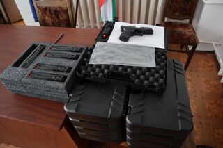 Заместник-министърът на вътрешните работи Николай Николов връчи пистолети от ново поколение на служители от областната дирекция