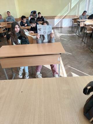 Полицейски инспектор разговаря с ученици от търговищка професионална гимназия за рисковете от актуални видове измами