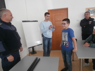 Урок по полицейска лична защита с децата от Детско полицейско управление-Търговище