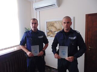 Наградиха двама млади полицейски служители, които като нощен патрул са задържали водач с подозрително и рисково поведение