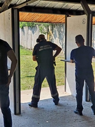 Полицаи и пожарникари се състезаваха на динамична стрелба,тенис на маса, майсторско управление на автомобил и мини футбол в чест на професионалния си празник