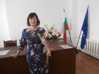 Служителка в областната дирекция бе изпратена в пенсия с награда и тържество