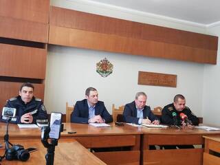 В община Търговище бе проведена извънредна пресконференция във връзка с изпълнението на предприетите мерки за ограничаване разпространението на COVID-19