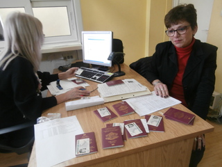 В сектор „БДС“ връчиха  документите за самоличност на работещите в основно училище в Търговище, чиито заявления бяха приети на място с мобилна станция