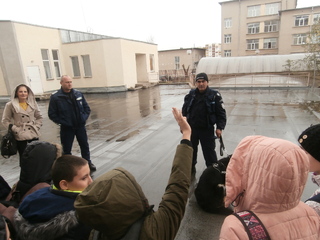  Доброволци от Детското полицейско управление в Търговище се запознаха с уменията на следовото куче