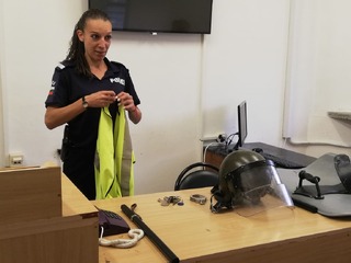 Деца от образователен център в Tърговище посетиха районното управление в града и се запознаха с професията на полицая