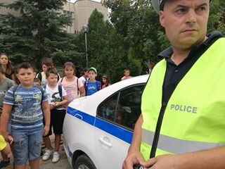 Деца от образователен център в Tърговище посетиха районното управление в града и се запознаха с професията на полицая