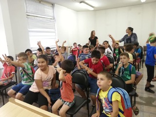 Деца от образователен център в Tърговище посетиха районното управление в града и се запознаха с професията на полицая