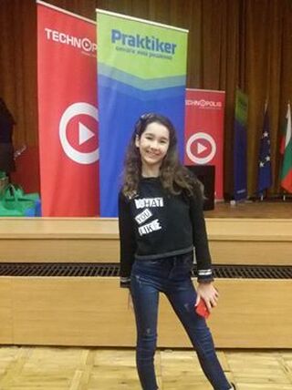 Момиче от Търговище – сред 94-те деца на загинали и пострадали при изпълнение на дълга си служители на МВР, подпомогнати от националната благотворителна кампания, организирана от министерството
