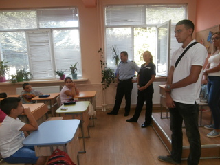Полицейски служители запознаха 120 бъдещи първокласници  от търговищко училище с правилата за пътна безопасност 