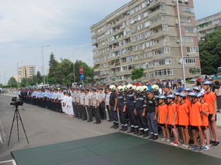 Водосвет за здраве, демонстративни занятия на деца и служители, награди и спартакиада послучай професионалния празник на служителите на МВР