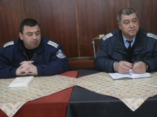 Полицейски служители разговаряха с хора от третата възраст за това как да не допуснат да бъдат въведени в заблуждение по телефона