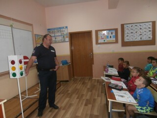 Полицейски инспектори с беседи за безопасно движение по пътищата пред първокласниците