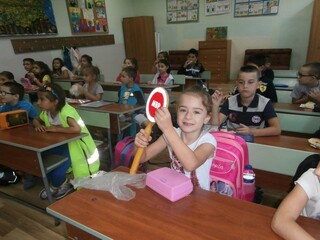 Полицейски инспектори с беседи за безопасно движение по пътищата пред първокласниците