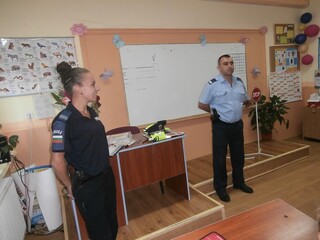 Полицейски инспектори с беседи за безопасно движение по пътищата пред първокласниците