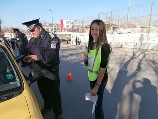 Деца връчваха на водачите на МПС флаери със свои послания за повече толерантност на пътя