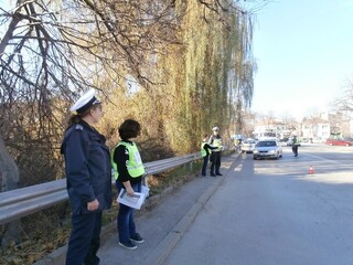 Деца връчваха на водачите на МПС флаери със свои послания за повече толерантност на пътя