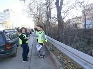 Деца връчваха на водачите на МПС флаери със свои послания за повече толерантност на пътя