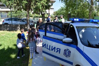 Полицаи от РУ – Г. Оряховица гостуваха на малчуганите от детска градина „Радост“ в Лясковец