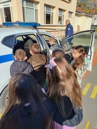 Полицейски служители участваха в инициативата „Седмица на смелите професии“ във видинска детска градина