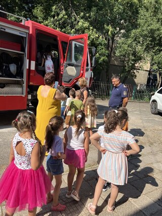 Огнеборци и горски служители гостуваха във видинска детска градина