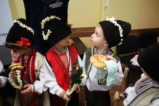 Добри гости коледари посрещнаха днес видинските полицаи