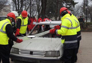 Видински огнеборци и доброволци  със специална демонстрация на спасителни действия при пътен инцидент