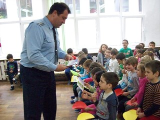 Деца и пътни полицаи заедно за спазване на правилата за безопасност на движението 