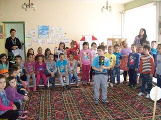 Деца и пътни полицаи заедно за спазване на правилата за безопасност на движението 