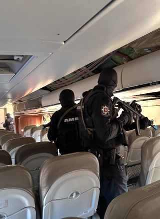 На територията на летище София в самолет Боинг 737 се проведе тактическо занятие с курсанти и преподаватели