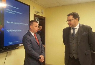 Министър Митов посети Националния център за борба с фалшиви и подправени документи  в ГДГП