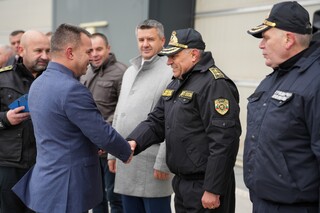 Гл. комисар Златанов връчи ключовете на 80 нови високопроходими автомобила
