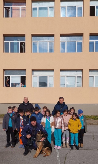 Полицаи гостуваха на деца от ОУ "Марин Дринов" в Кюстендил