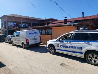 Над 500 литра „ракия“, над 100 литра спирт, плодови есенции и ловна пушка  откриха и иззеха кюстендилски криминалисти и служители на Икономическа полиция от имот в с. Невестино