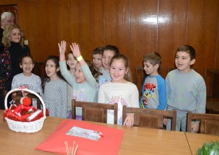 Малчугани от Детска градина №9 „Зора“ в град Монтана подариха мартенички на служителите от местното Районно управление